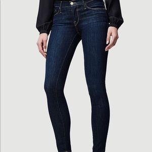 Frame Skinny De Jeanne Jeans in Dame. Size 28.